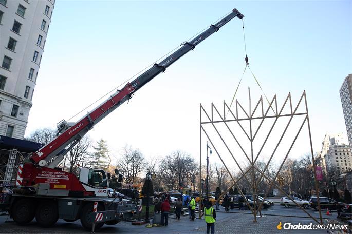 The world&#39;s largest Hanukkah menorah is raised by a crane in New York City on Wednesday, December 18, 2019. The annual New York City tradition is part of the worldwide Hanukkah campaign, an initiative launched in 1973 by the Rebbe, Rabbi Menachem M. Schneerson, of righteous memory. (Credit: Itzik Roytman/Chabad.org)