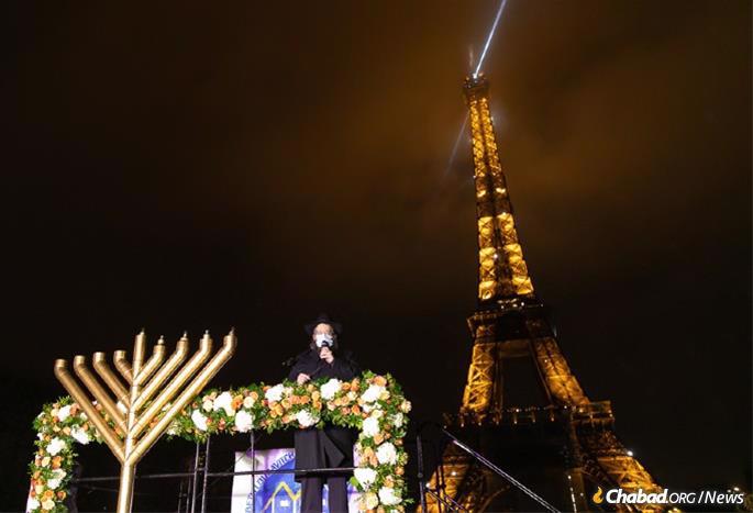 Rabbi Mendel Azimov, regional director of Chabad-Lubavitch in France, hastily arranged a small group to attend the lighting at the mayor&#39;s request. (Photo: Thierry Guez)