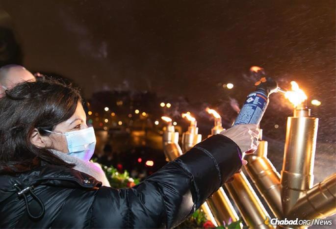 Paris Mayor Anne Hidalgo lights the shammash, the “helper candle.” (Photo: Thierry Guez)