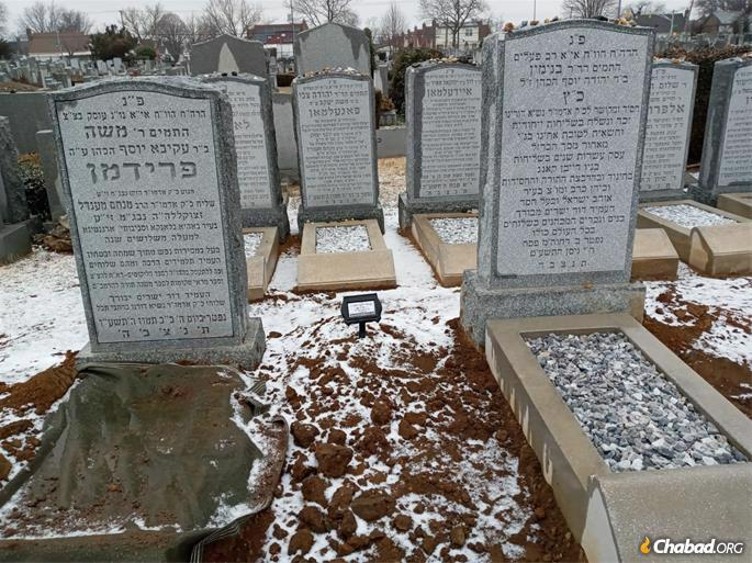 Rabbi Yudi dukes has been laid to rest surrounded by fellow shluchim, who devoted their lives to sharing Torah and Judaism with others.