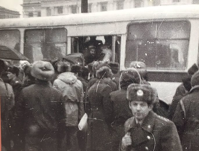 Через пять минут после начала протеста семью Фурманов загоняют в автобус.