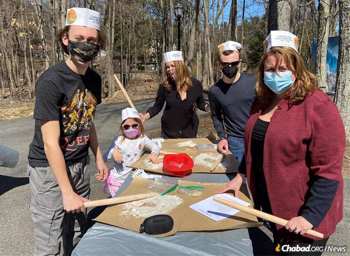 Bergen County Commissioner Tracy Zur attends Chabad of NW Bergen County's Model Matzah Bakery in in Franklin Lakes, N.J., together with her sister, Amy Soukas, and Amy’s children. (Credit: Chabad of NW Bergen County)