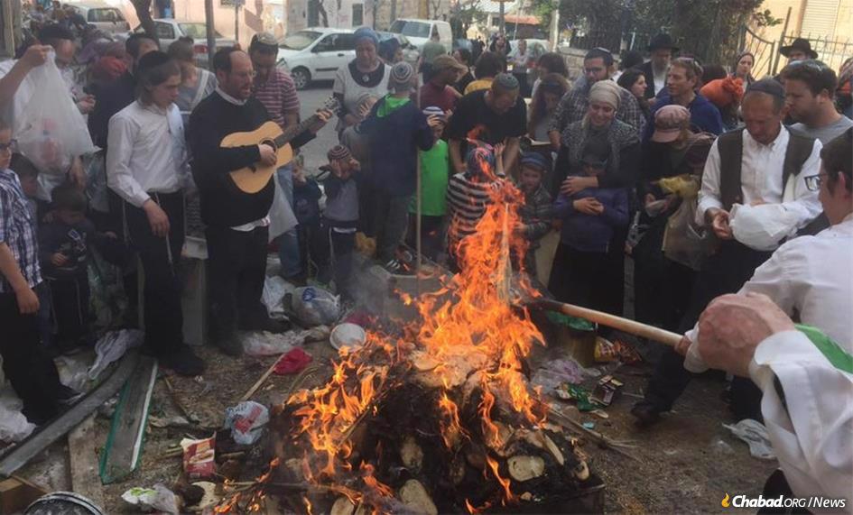 Jerusalem residents burn their chametz (leaven) before Passover 2019. Burning usually takes place in the morning before the holiday begins, but since this year the first night starts after the conclusion of Shabbat, the burning will take place on Friday morning, as will the sale of chametz.