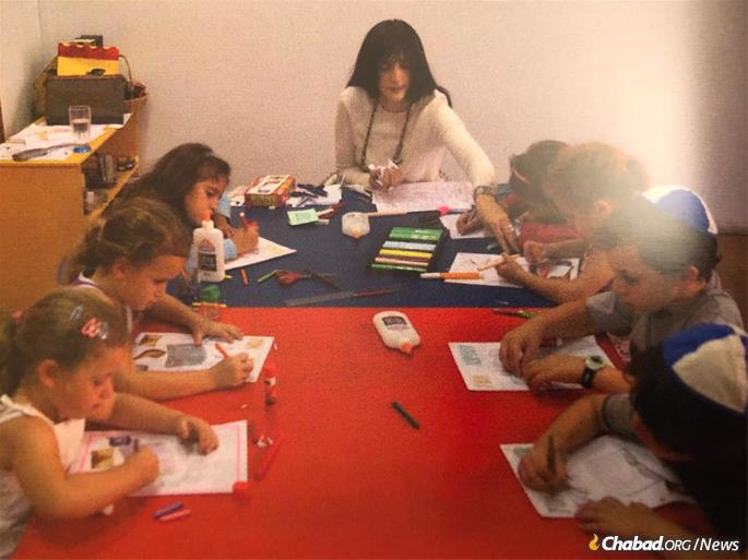 Dès le début, Myriam Bentolila investit ses efforts dans la création de la meilleure école hébraïque possible, préparant ses cours et sa salle de classe avec la même intensité et le même objectif, qu’elle ait 20 élèves ou trois. (Crédit photo: ‘Habad d’Afrique Centrale)