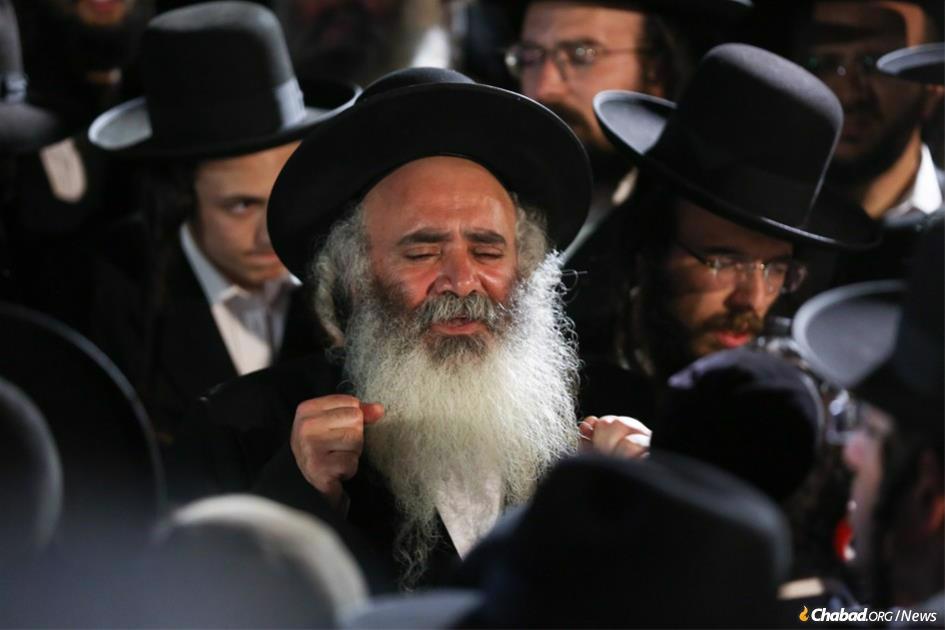 Rabbi Nachman Elhadad at the funeral of his sons, Moshe and David Elhadad, ages 12 and 18. (Photo:David Cohen/Flash90)