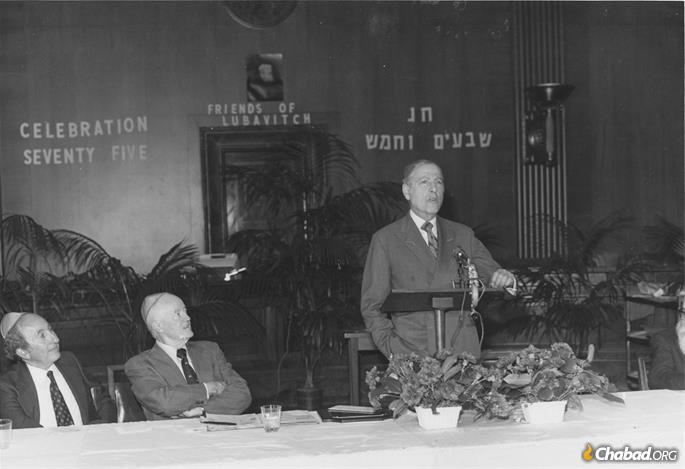 Herman Wouk addressing a Washington, D.C., audience during Celebration 75, which marked the Rebbe&#39;s 75th birthday in 1977. Former Vice President Hubert Humphrey looks on. (Photo: Lubavitch Foundation of Michigan/A Chassidishe Derher)