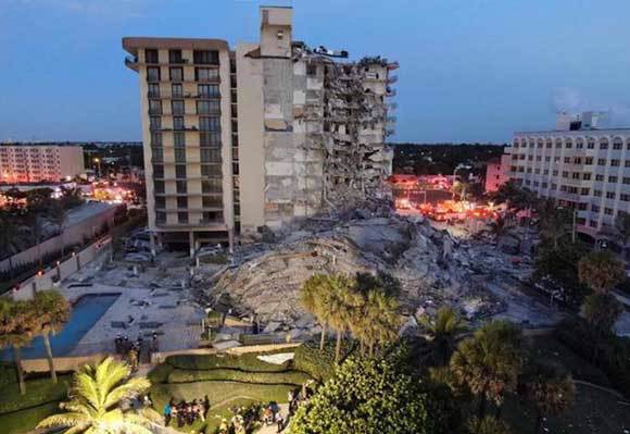 O prédio de 12 andares que desabou na Collins Avenue em Surfside, Flórida. (Foto: Miami-Dade Fire Rescue)