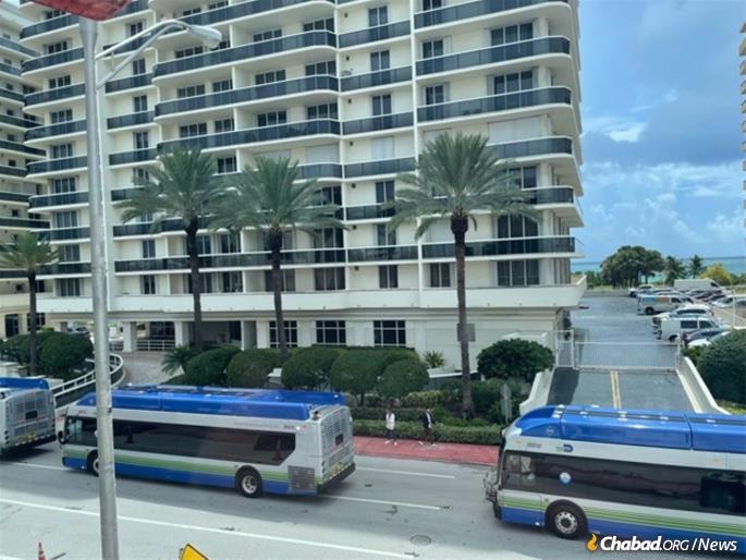 Buses with families pull up at the comfort station operated by The Shul of Bal Harbour staff and volunteers across the street from the synagogue and center.
