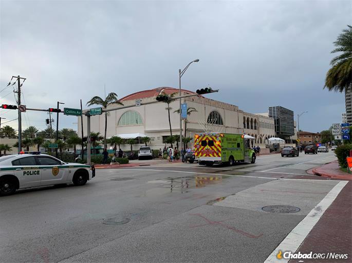 The Shul of Bal Harbour (background) was established by Rabbi Sholom and Chani Lipskar in 1981 at the behest of the Rebbe—Rabbi Menachem M. Schneerson, of righteous memory. Since then, a vibrant Jewish community has arisen in the Bal Harbour, Surfside and Bay Harbor Island area.