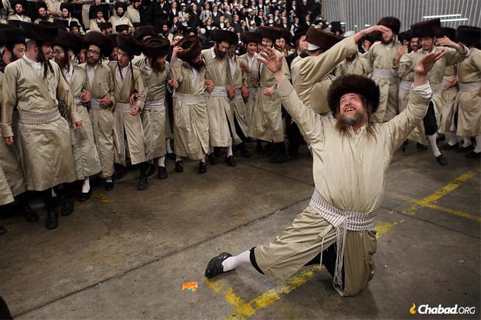 Dancing at a wedding in traditional Jerusalemite Shabbat garb (photo: Yaakov Naumi/Flash90).