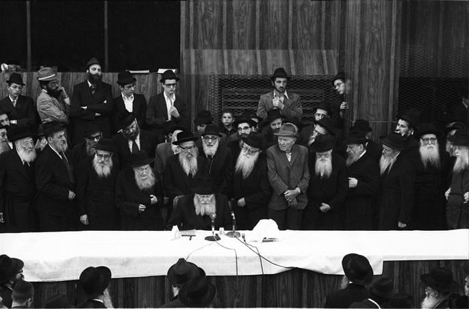 The Rebbe delivers a Chassidic discourse on Sept. 4, 1975. Reb Yoel, whose hat can be seen directly in front of the Rebbe, would listen, memorize, absorb and then transcribe the discourse, which he would then hand in to the Rebbe for editing. (Photo: Jewish Educational Media/The Living Archive)