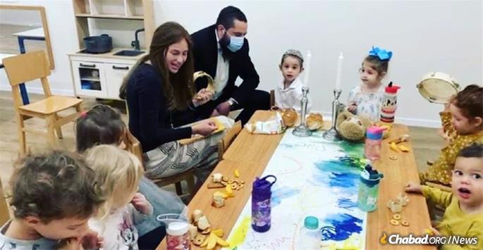 Sara and Eli Naiditch at a Shabbat party at “The Garden School,” the first bilingual English-Hebrew Jewish preschool in Tel Aviv.