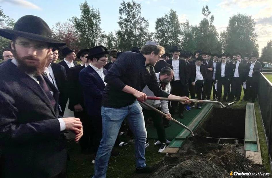 100 Strangers Attend Jewish Burial for Man from Tiny ...