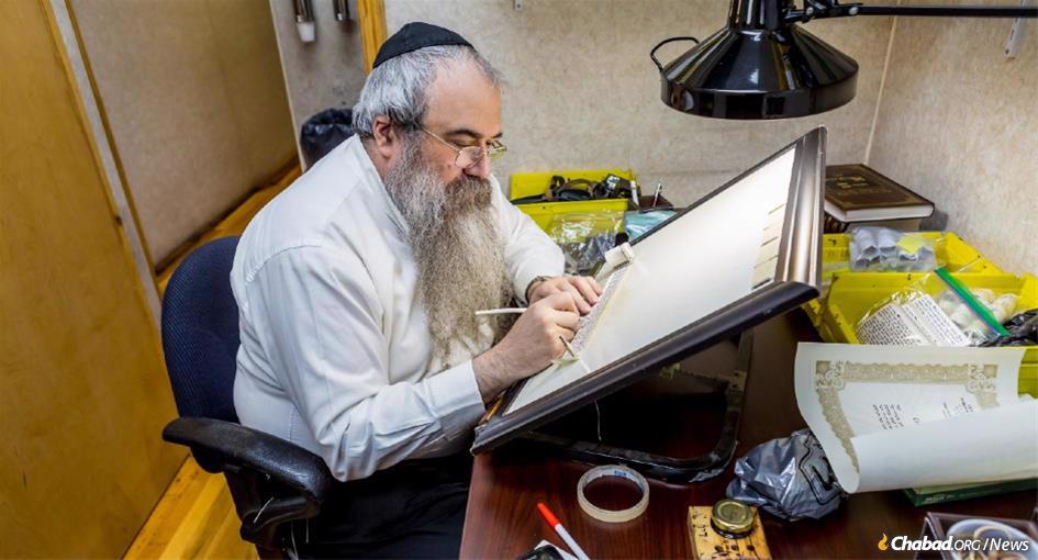 Rabbi Faitel Lewin busy at work. (Photo: Eliyahu Parypa/Chabad.org)