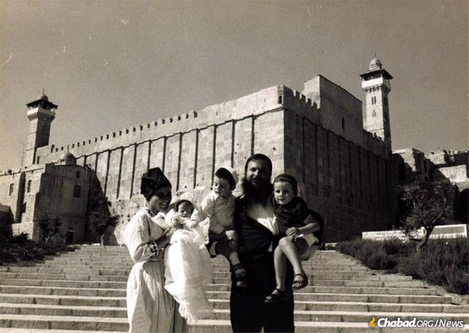 Sarah e Baruch Nachshon com seus três filhos mais velhos ao mudar-se para Hebron após a Guerra dos Seis Dias. (Foto: Nachshonart.com)