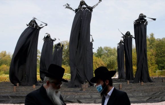  Rabinos estão perto de uma instalação em homenagem às vítimas de Babi Yar, um dos maiores massacres de judeus durante o Holocausto nazista, em Kiev, Ucrânia, em 29 de setembro de 2020. Foto: Reuters / Gleb Garanich.