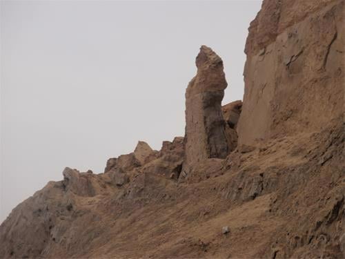 צוק המלח בצלע הר סדום בדמות אישה. האתר המזוהה כיום כ'אשת לוט'