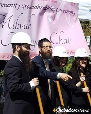 At the groundbreaking for Kingston&#39;s new mikvah are, l. to r. Rabbi Avrohom Boruch Itkin, Rabbi Y. Yitzhak Hecht, Leah Hecht, Binie Itkin. (File photo)