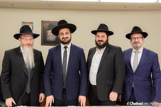 (Da esquerda para a direita) Rabino Berel Lazar, rabino chefe da R&#250;ssia; Rabi Yehuda Geranim, rabino chefe do Ir&#227;; Rabino Mendy Kotlarsky, diretor de Merkos Suite 302; Rabino Mendy Chitrik, rabino da comunidade askenazita de Istambul.