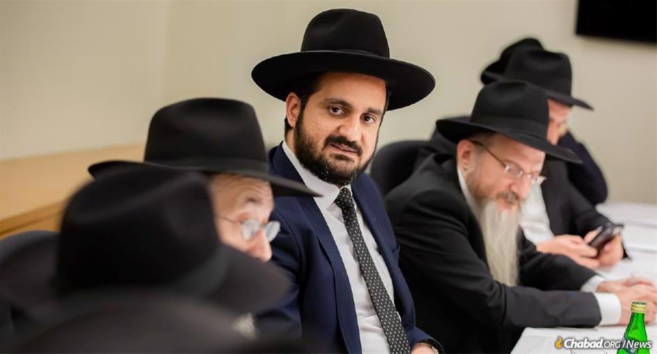 Rabino Yehuda Gerami, rabino chefe do Ir&#227;, encontrou-se com rabinos do mundo inteiro em Nova York que vieram para o Kinus HaShluchim, Confer&#234;ncia Internacional de Emiss&#225;rios Chabad-Lubavitch. (Foto: Merkos 302)