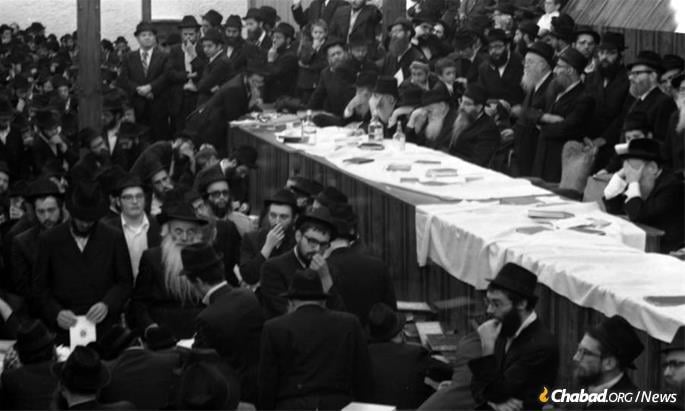 The Rebbe's heart attack threw Chassidim into a panic. After the conclusion of Simchat Torah, some 48 hours after the initial heart attack, doctors allowed the Rebbe to address the crowd in the synagogue below via a speaker system. (Photo: Levi Freidin/Jewish Educational Media)