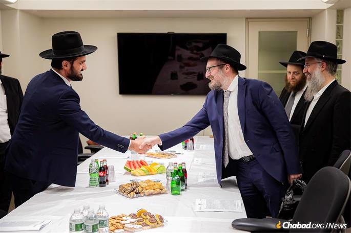 Rabino Gerami (esquerda) é cumprimentado por Rabi Mendy Chitrik, rabino chefe da comunidade askenazita de Istambul, Turquia, e diretor da Aliança de Rabinos nos Estados Islâmicos (Foto: Merkos 302).