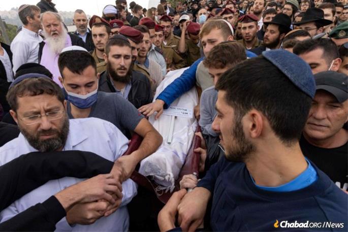 Mourners came from around Israel to bid farewell to a sensitive and corageous soul. .(Photo: Olivier Fitoussi/Flash90)