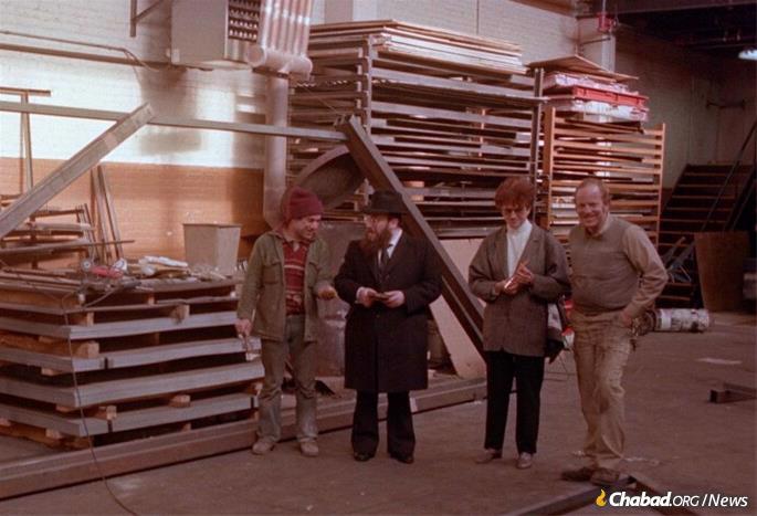 Atara Ciechanover, shown here at the construction of the Fifth Avenue menorah with Rabbi Shmuel Butman of the Lubavitch Youth Organization. In 1985 Ciechanover suggested having a new Fifth Avenue menorah designed by her longtime family friend, Israeli artist Yaacov Agam and she was involved in all aspects of its design, approval and construction. (Photo: Jewish Educational Media/The Living Archive)