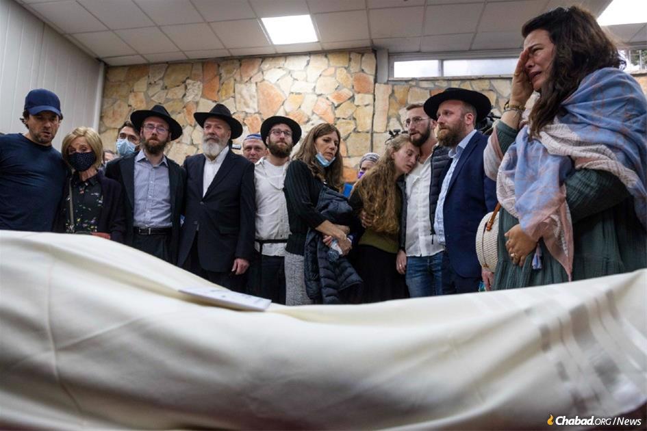 Membros da fam&#237;lia se re&#250;nem no funeral de Eliyahu David Kay, 25, assassinado por um terrorista do Hamas na Cidade Velha de Jerusal&#233;m. (Foto: Olivier Fitoussi / Flash90)