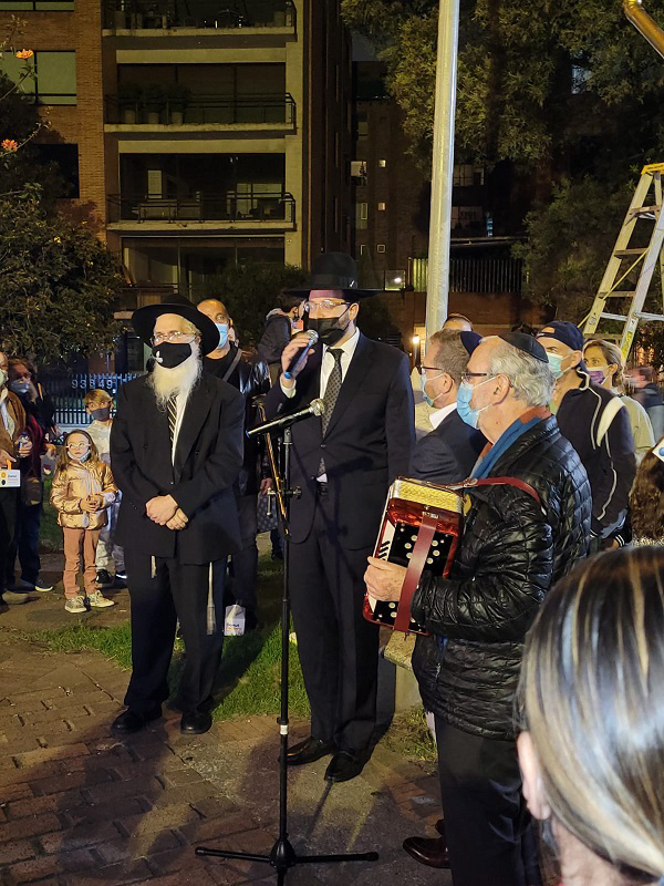 El Shaliaj de Jabad Colombia, Rabino Yehoshua Rosenfeld junto al rabino sefaradi, Rab Michan se dirigen al p&#250;blico.