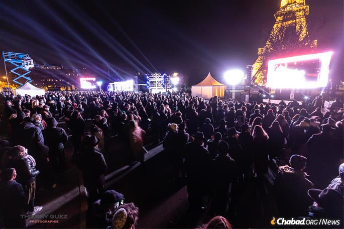 Thousands gather at the Eiffel Tower in the heart of Paris. (Photo: Thierry Guez)