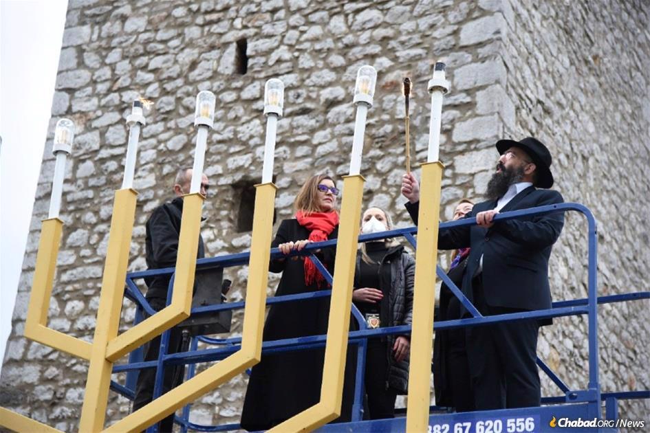 Rabbi Ari Edelkopf kindles Podgorica’s giant public menorah. Edelkopf was joined by the head of the E.U. Delegation to Montenegro Oana Cristina Popathe, center, and next to her, U.S. Ambassador to Montenegro, Judy Rising Reinke.