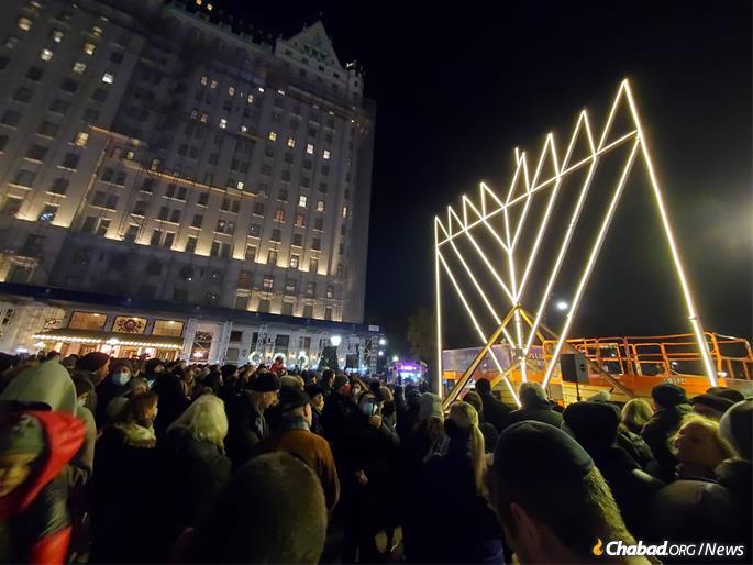 The world's tallest menorah stands on Fifth Avenue in Manhattan.