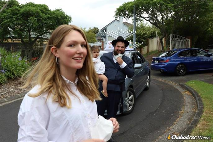 Esther and Rabbi Mendel Hecht send off a car parade in Auckland, New Zealand.
