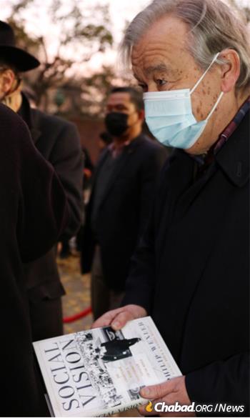 Guterres is presented with a copy of Social Vision, a book on the Rebbe’s social weltanschauung