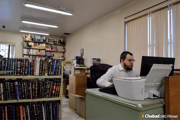 Rabbi Zalman Levine and the library staff are hard at work in preparation for the move. (Photo: Mendel Super)