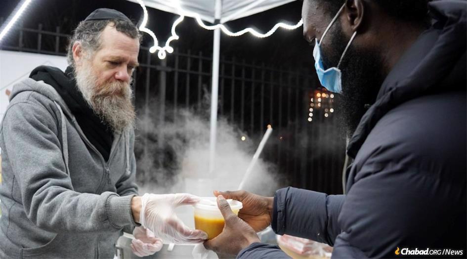 Rabbi Chayim B. Alevsky of Chabad of the West Side volunteers to provide hot kosher food provided by the Masbia soup kitchen network to those impaceted by the tragic fire in the South Bronx. (Photo: Masbia)