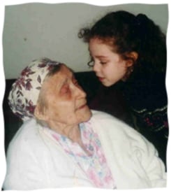 "באבי מריישא". בתמונה: מריישא גרליק, שהאריכה ימים עד גיל 106, משוחחת עם ילדה צעירה