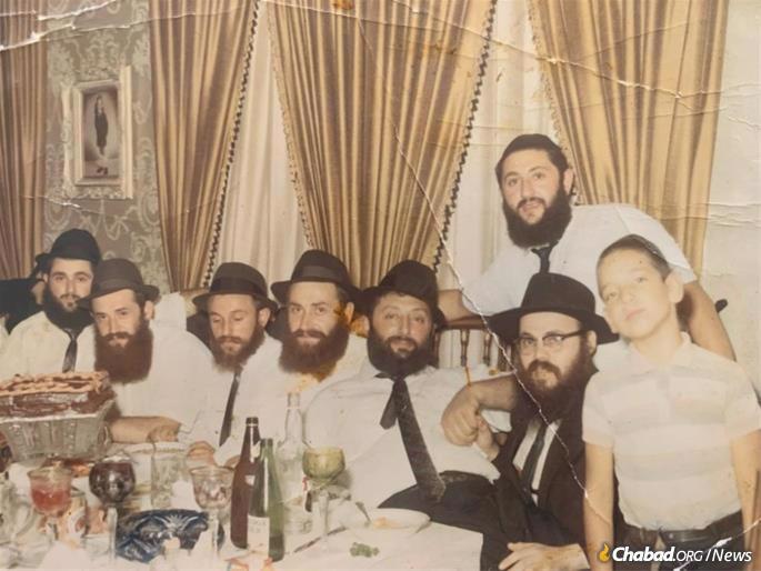 L. to r., seated: Chaim Dovid Laine, Benzion Vishedsky (Kfar Chabad), Shimshon Kahana (Kfar Chabad ), Michel Vishedsky (Kfar Chabad), Michel Raskin, Leibel Raskin (Chabad emissary to Morocco), Arik Raskin (Crown Heights). standing: Shalom Ber Raskin (Photo circa 1968)