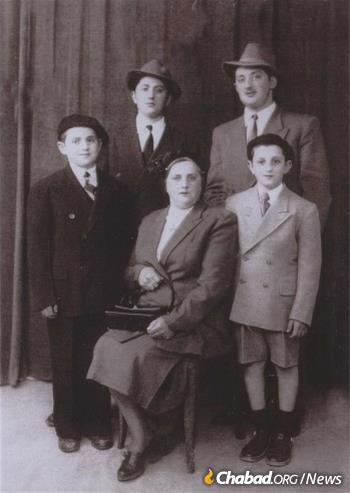 Doba Raiza Laine with sons, (l. to r.) Chaim Dovid Laine, Sholom Ber Raskin, Michel Raskin and Benzion Raskin.