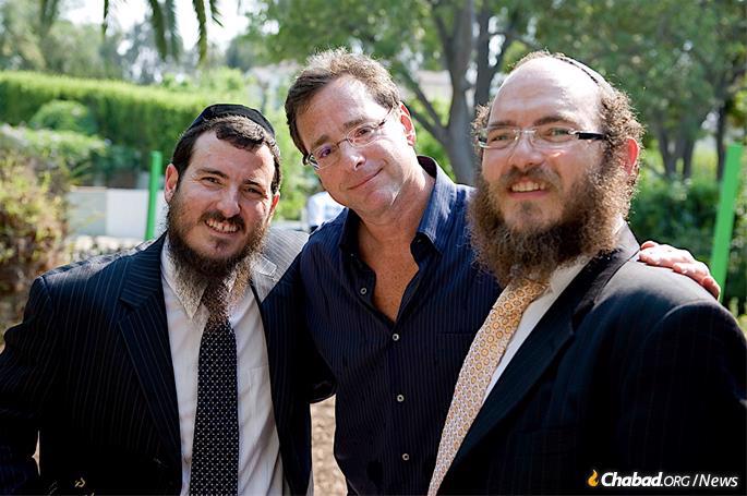 From left: Rabbi Chaim Cunin, Saget and Rabbi Zushe Cunin