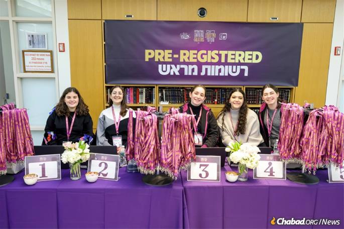 Volunteers helped make the conference possible. (Credit. Kinus.com)