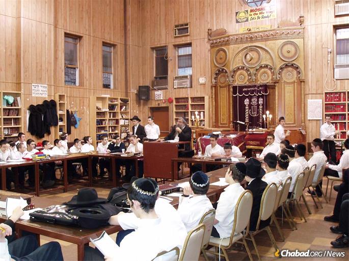 Wllhelm giving a Torah class at Oholei Torah, where he served as dean.