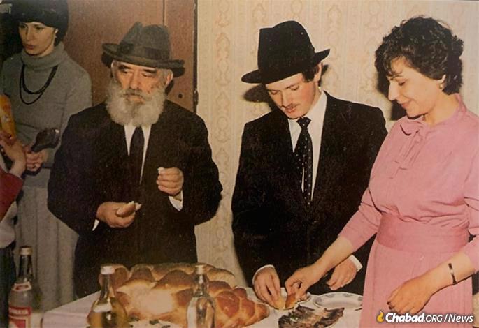 Rabbi Avraham Medalia officiating at a Jewish wedding in Leningrad in 1983.
