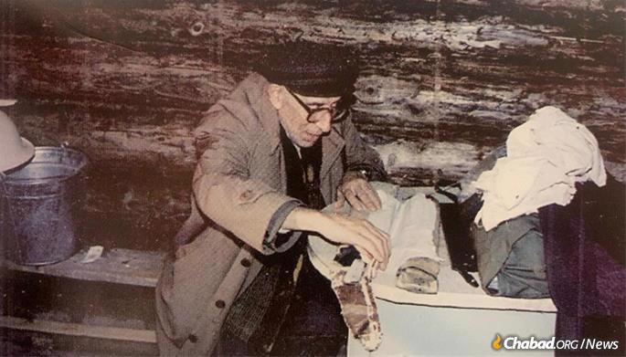 R' Rafael Neymotin, whom Kogan described as "a Chassid to the marrow of his bones," checks Kogan's shechita knives in Leningrad in 1980. This was deep winter and their hands were frozen, so they ducked into a Russian banya where R' Rafael could warm his hands and feel the knife properly.