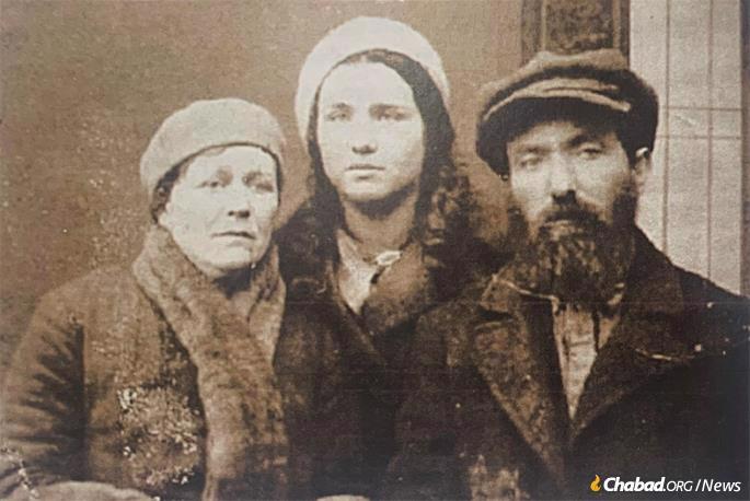 (R-L) Kogan's grandfather Rabbi Yosef Tamarin, his mother Riva Kogan, and her step-mother Chaya Tamarin, Leningrad, 1937.