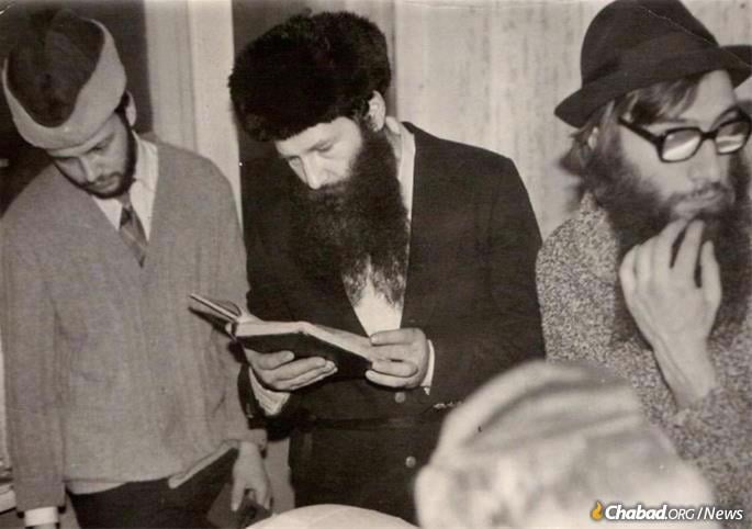 Kogan (center) with young Jews in Leningrad, early 1980s