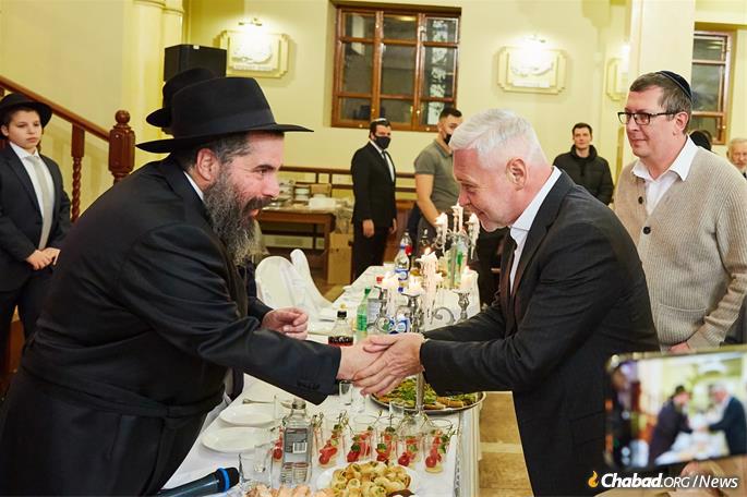 Rabbi Moskovitz (left) greets Kharkov Mayor Igor Terekhov.