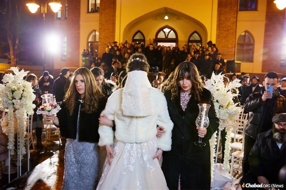 The wedding of Bracha Moskovitz of Kharkov, Ukraine, and Mendy Katan of Kfar Chabad, Israel, took place on Jan. 26 in the eastern Ukrainian city of Kharkov amid growing international tension.