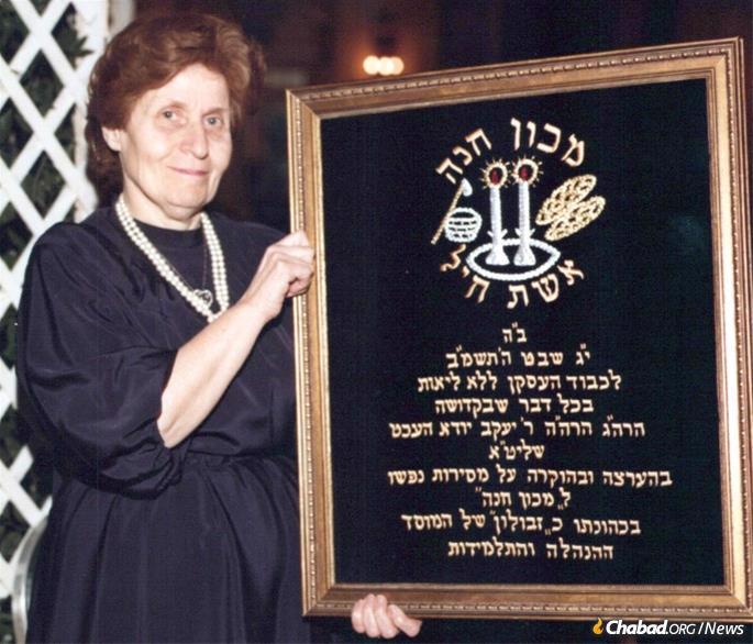 Rebbetzin Hecht accepting an award on behalf of her husband at a Machon Chana dinner in 1982 (Photo: Hecht Family)